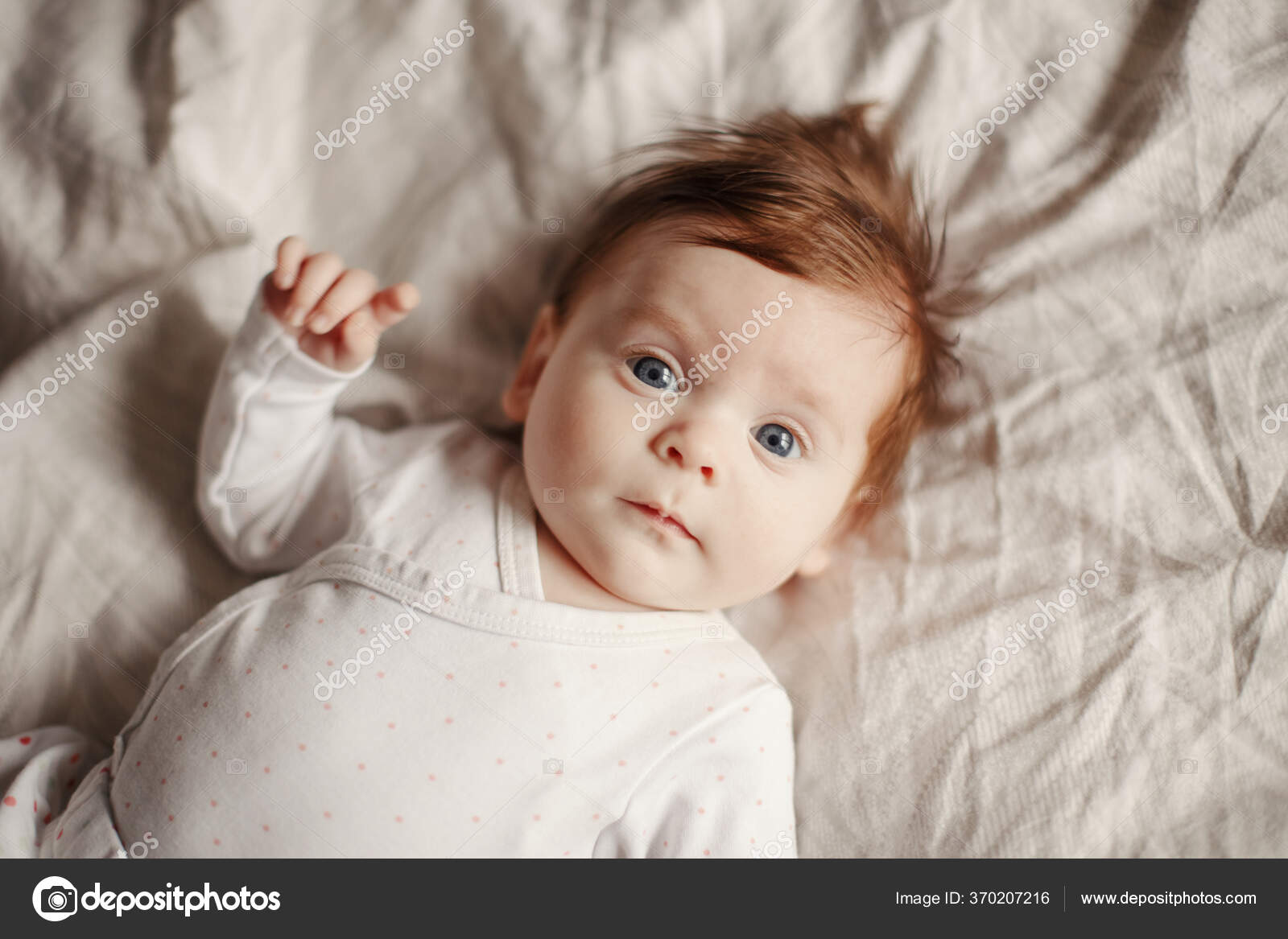 かわいい白人の新生児のクローズアップポートレート 青い灰色の目と赤い髪をした愛らしい面白い子供は カメラを見てベッドの上に横たわっています 本物の子供時代とライフスタイル 率直な瞬間 ストック写真 C Anoushkatoronto かわいい白人の新生児のクローズアップポートレート 青い灰色の目と赤い髪をした愛らしい面白い子供は カメラを見てベッドの上に横たわっています 本物の子供時代とライフスタイル 率直な瞬間 ストック写真 C Anoushkatoronto