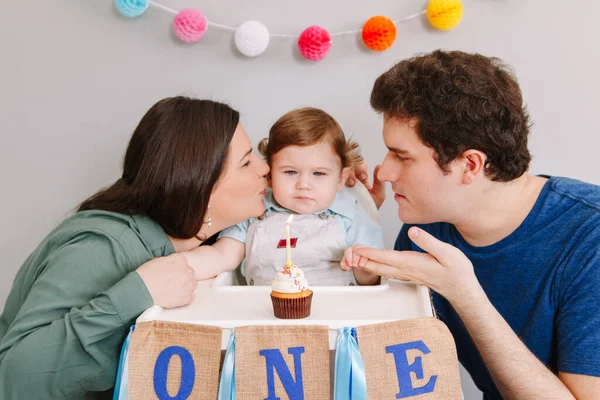 Família Caucasiana Com Menino Comemorando Seu Primeiro Aniversário Casa Pais — Fotografia de Stock