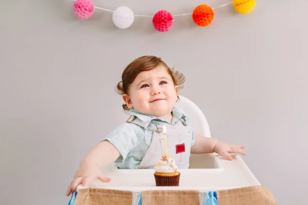 Boldog Mosolygós Aranyos Kaukázusi Kisfiú Ünnepli Első Születésnapját Otthon Gyerek — Stock Fotó