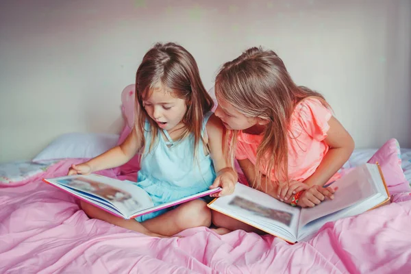 Feliz Irmãs Caucasianas Meninas Lendo Livros Quarto Filhos Irmãos Casa — Fotografia de Stock