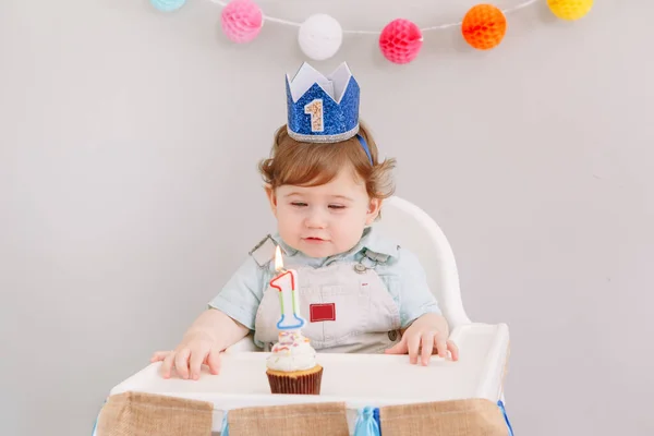 Bonito Menino Caucasiano Adorável Coroa Azul Celebrando Seu Primeiro Aniversário — Fotografia de Stock