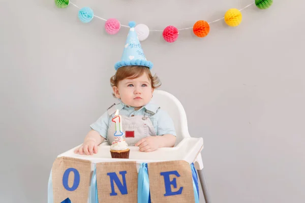 Bonito Menino Caucasiano Adorável Chapéu Azul Comemorando Seu Primeiro Aniversário — Fotografia de Stock