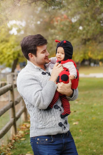 Selamat Tersenyum Ayah Kaukasia Dengan Bayi Perempuan Lucu Yang Menggemaskan — Stok Foto