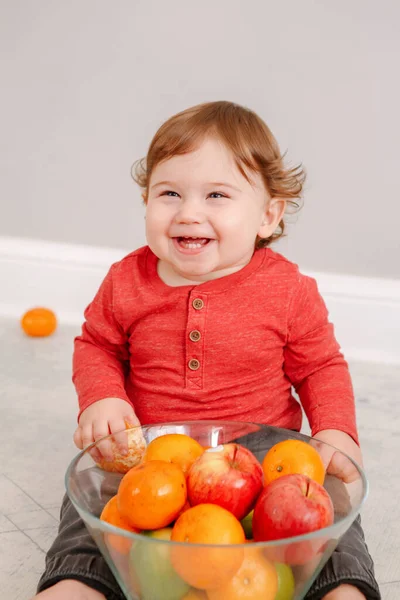 Aranyos Imádnivaló Fehér Kisfiú Aki Citrusféléket Eszik Finom Gyermek Egészséges — Stock Fotó