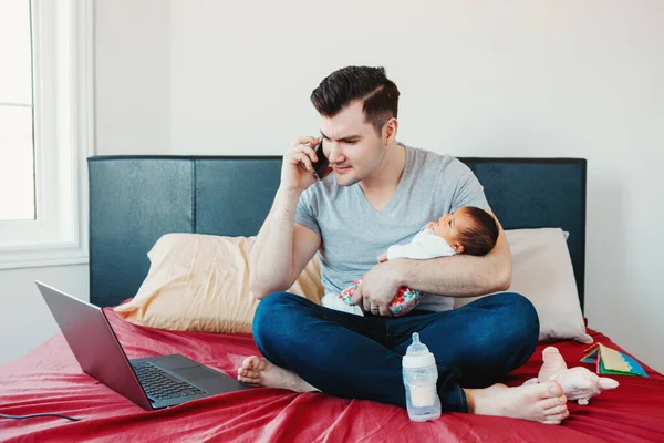 Ayah Kaukasia Sibuk Dengan Bayi Yang Baru Lahir Yang Bekerja — Stok Foto