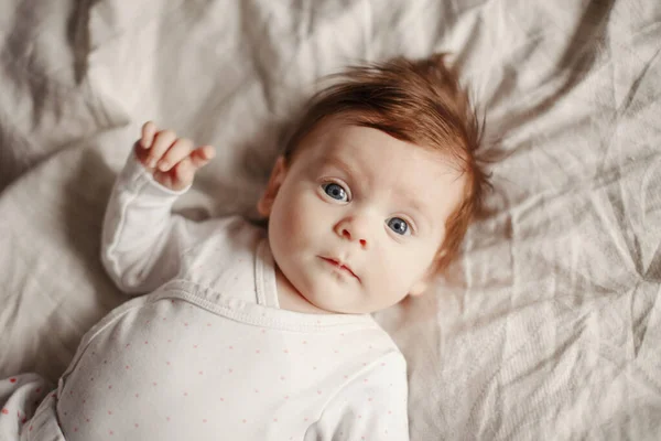 Närbild Porträtt Söta Vita Nyfödda Barn Bedårande Roligt Barn Spädbarn — Stockfoto
