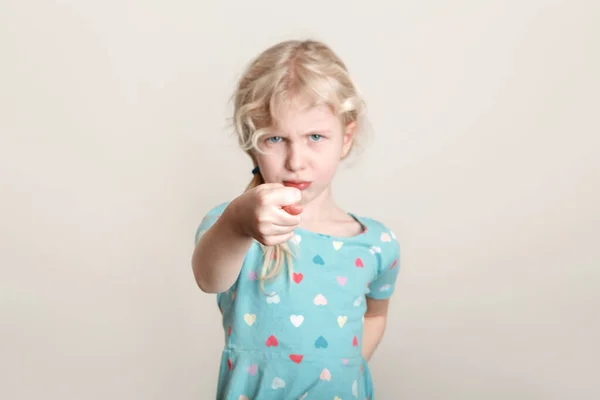 Meisje Met Vijgenteken Een Kind Met Een Sterke Negatieve Emotie — Stockfoto