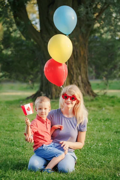 Ibu Keluarga Dengan Anak Anak Merayakan Hari Kanada Nasional Pada — Stok Foto