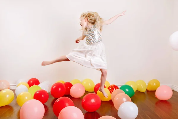 自宅で誕生日を祝うかわいい愛らしい女の子 カラフルな風船で楽しい女の子の子供 Covid 19パンデミック自己分離中の自宅での隔離誕生日パーティー — ストック写真