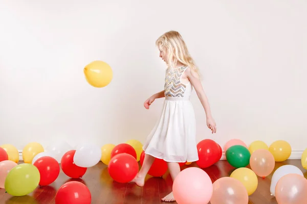 Mignonne Adorable Petite Fille Célébrant Anniversaire Maison Belle Fille Enfant — Photo
