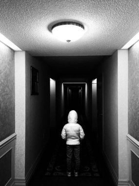 Karanlık apartman dairesinde duran cesur küçük kız. Siyah ve beyaz çocuk korkusu kavramı. Ergenlik çağındaki çocukların sorunlarıyla ve büyüme zorluklarıyla başa çıkması. Psikolojik sorunlar.