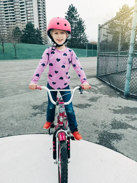 Glad Vit Förskolebarn Flicka Rida Rosa Cykel Cykel Hjälm Utomhus — Stockfoto