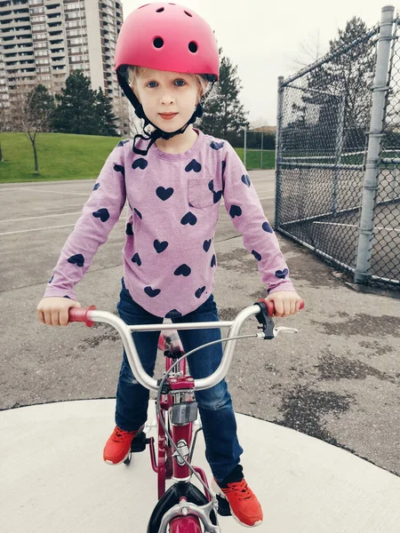 Criança Menina Pré Escolar Caucasiana Feliz Montando Bicicleta Rosa Capacete — Fotografia de Stock