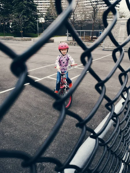 Glad Vit Förskolebarn Flicka Rida Rosa Cykel Cykel Hjälm Barnporträtt — Stockfoto