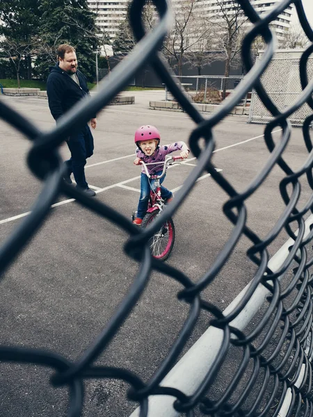 Drôle Caucasien Fille Enfant Avec Père Papa Équitation Vélo Montrant — Photo