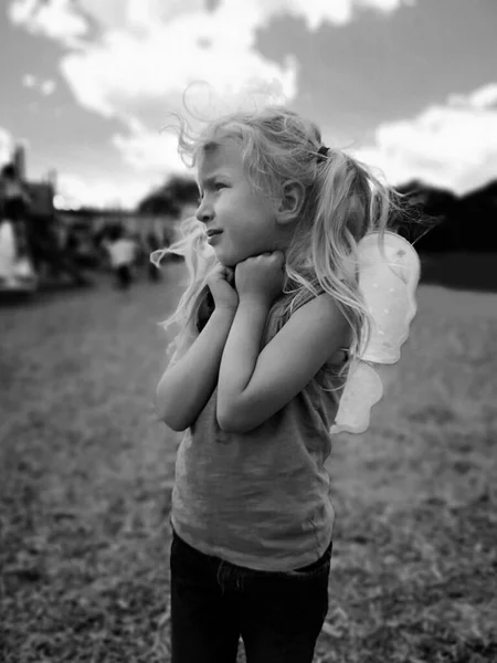 Fekete Fehér Portré Aranyos Imádnivaló Szomorú Fehér Lányról Gyermek Lány — Stock Fotó