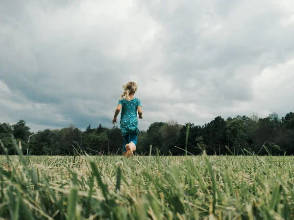 Gadis Kecil Yang Lucu Berjalan Padang Rumput Anak Anak Kaki — Stok Foto