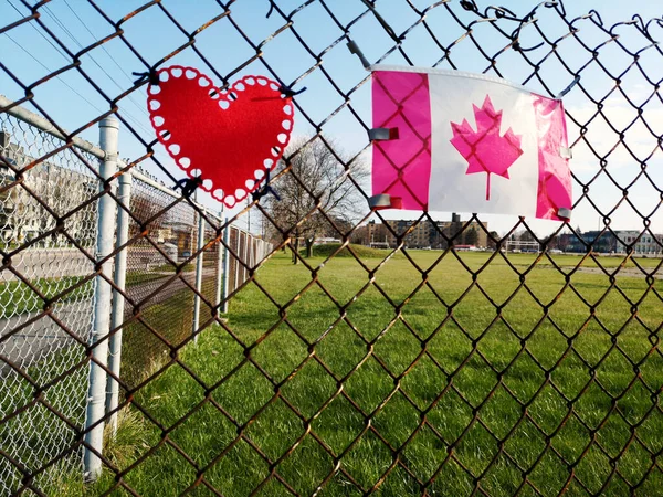 Toronto Ontario Kanada April 2020 Rött Hjärta Och Kanadensisk Flagga — Stockfoto