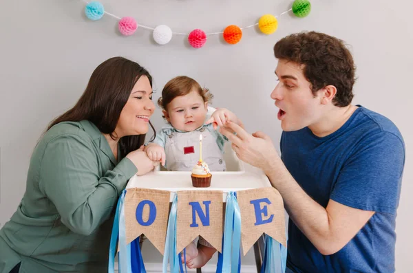 Família Caucasiana Com Menino Comemorando Seu Primeiro Aniversário Casa Mãe — Fotografia de Stock