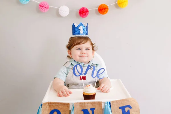 Bonito Menino Branco Sorridente Coroa Azul Comemorando Seu Primeiro Aniversário — Fotografia de Stock