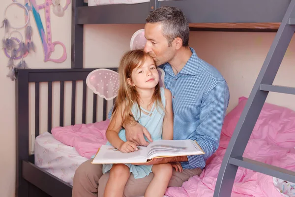 Ayah Dan Anak Perempuan Rumah Menghabiskan Waktu Bersama Sama Orangtua — Stok Foto