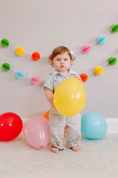 Engraçado Menino Caucasiano Comemorando Seu Primeiro Aniversário Criança Criança Animada — Fotografia de Stock