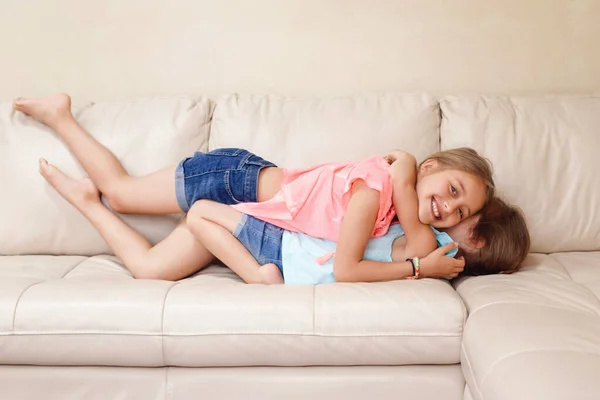 Zwei Süße Kleine Kaukasische Geschwister Die Hause Spielen Entzückende Kinder — Stockfoto