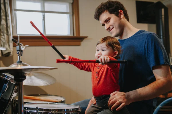 Far Lärde Pojken Att Spela Trummor Förälder Med Småbarn Som — Stockfoto
