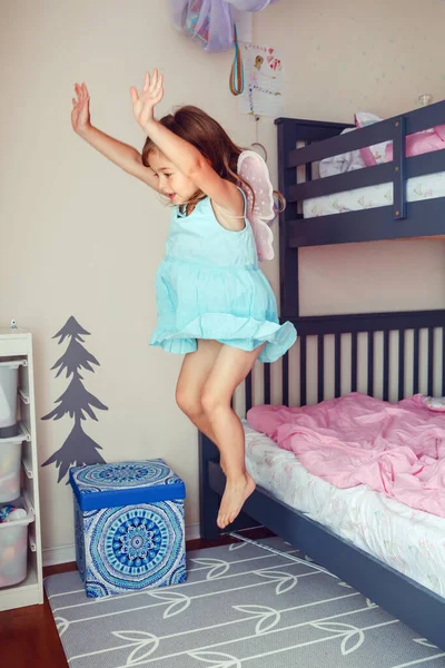Linda Chica Caucásica Saltando Cama Feliz Chico Emocionado Divirtiéndose Casa —  Fotos de Stock