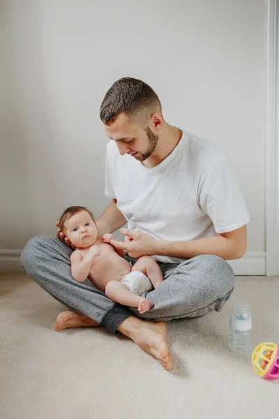 Ayah Kaukasia Bahagia Menggendong Bayi Yang Baru Lahir Dengan Lutut — Stok Foto