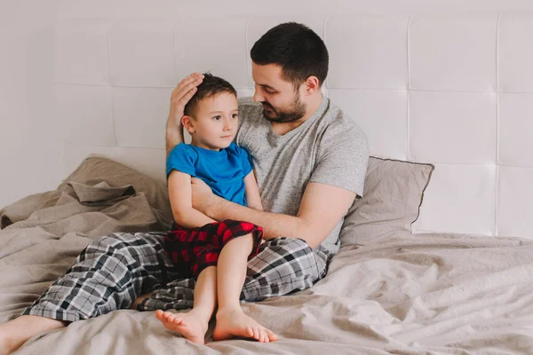 Padre Caucásico Hablando Con Hijo Varón Hombre Padre Abraza Niño —  Fotos de Stock