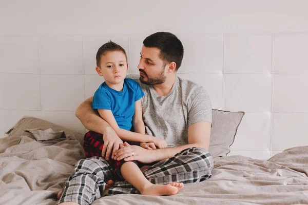 Белый Отец Разговаривает Мальчиком Сыном Мужчина Обнимает Ребенка Кровати Спальне — стоковое фото