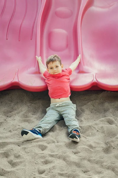 Ativo Feliz Engraçado Sorrindo Menino Caucasiano Criança Deslizando Pátio Parque — Fotografia de Stock