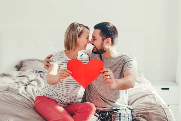 Glückliche Starke Ehe Glückliches Lustiges Verliebtes Paar Mit Rotem Papierherz — Stockfoto