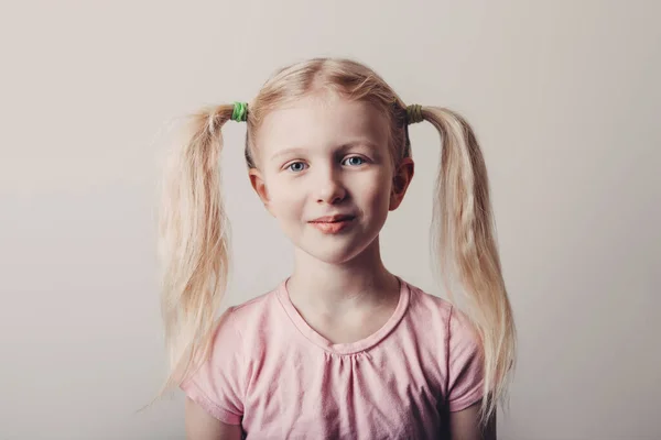 Retrato Cerca Linda Rubia Sonriente Niña Preescolar Caucásica Camiseta Rosa — Foto de Stock