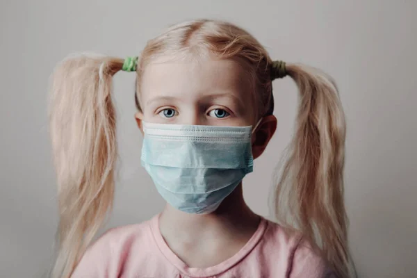 Retrato Chica Rubia Caucásica Mascarilla Sanitaria Niño Edad Preescolar Con — Foto de Stock