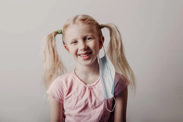 Retrato Chica Rubia Caucásica Quitándose Mascarilla Sanitaria Niño Preescolar Con — Foto de Stock