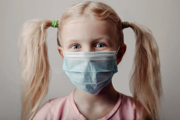 衛生面マスクで白人ブロンドの女の子の肖像画 コロナウイルスから保護マスクをした就学前の子供 Covid 19検疫中の安全衛生保護の概念 — ストック写真