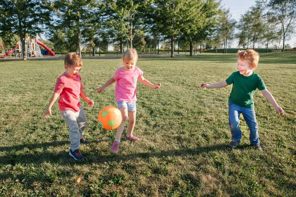 Дівчина Кавказу Хлопці Грають Футбол Ігровому Полі Траві Вулиці Щасливого — стокове фото