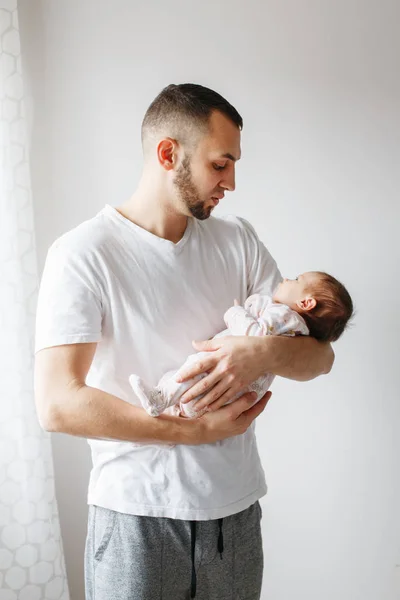 Joven Padre Caucasico Tratando De Calmar Al Bebe Recien Nacido Hombre Ma Hogar Vacaciones Stock Photo
