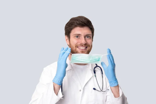 Чоловік Доктор накладає на медичну маску Ізольовані . — стокове фото