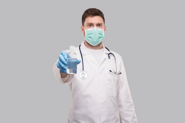 Man Doctor visar händerna Sanitizer bär medicinsk mask. Tvätta händerna antiseptiskt. Begreppet koronavirus — Stockfoto