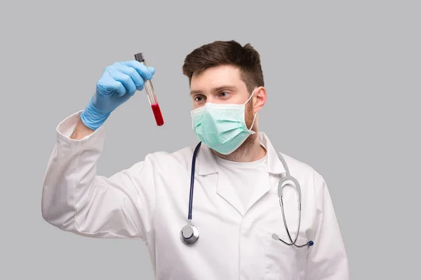 Maschio medico controllando l'analisi del sangue indossando maschera medica e guanti. Ritratto — Foto Stock