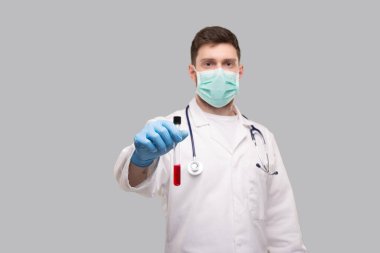 Tıbbi Maske ve Eldiven Giyen Doktor Kan Analizi Gösteriyor. Virüs Laboratuvarı Kavramı. Tıbbi