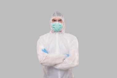 Tıbbi Maske, Eldiven ve Kimyasal Takım Giyen Erkek Laboratuvar İşçisi. İnsan Elleri Anti Virüs 'ü çaprazladı. Tıbbi Konsept