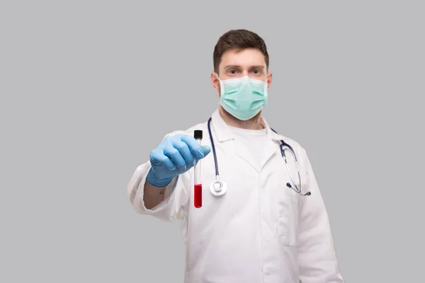 Γιατρός Εμφάνιση Ανάλυση Αίματος Φορώντας Ιατρική Μάσκα Και Γάντια Εργαστήριο — Φωτογραφία Αρχείου