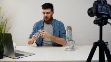 Erkek Blogcu El Dezenfektanı Kullanıyor. Video İçerik Yapıcı. Virüs kavramı videosu. Blogger Eller Antiseptik Kullanımı.