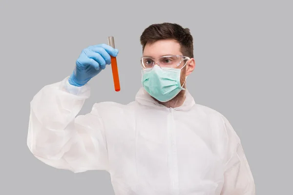 Mannelijke Laboratorium Werknemer Controleren Van Bloedanalyse Dragen Van Medische Masker — Stockfoto