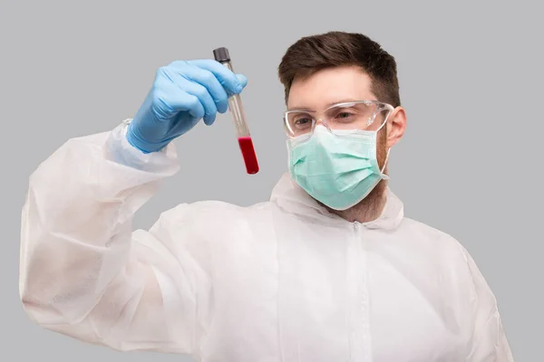 Manlig Laboratoriearbetare Kontrollerar Blodanalys Bär Medicinsk Mask Handskar Och Kemisk — Stockfoto