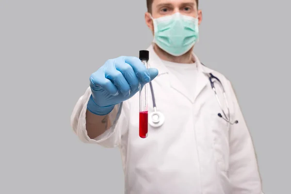 Arzt Zeigt Blutanalyse Mit Handschuhen Und Medizinischer Maske Blutanalysen Aus — Stockfoto